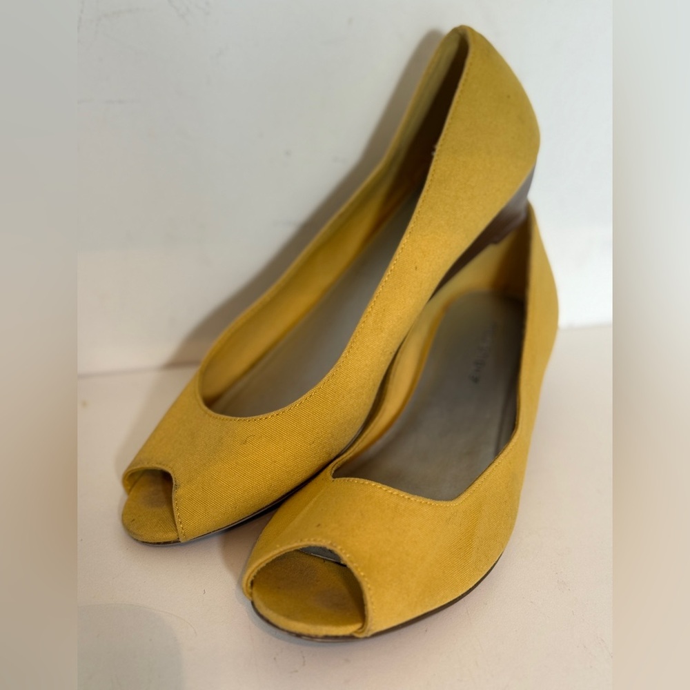 Predictions Yellow fabric Peep Toe low heel size 7.5 vintage, 80’s